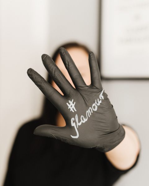 Handschuh auf dem Glamour steht